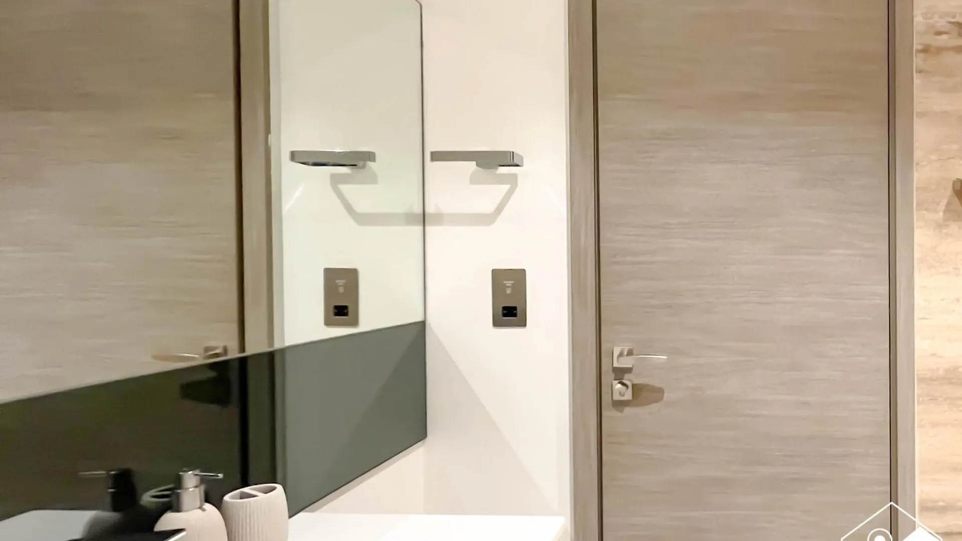 아파트 Luxury At Sterling East Studio With Park Views 두바이